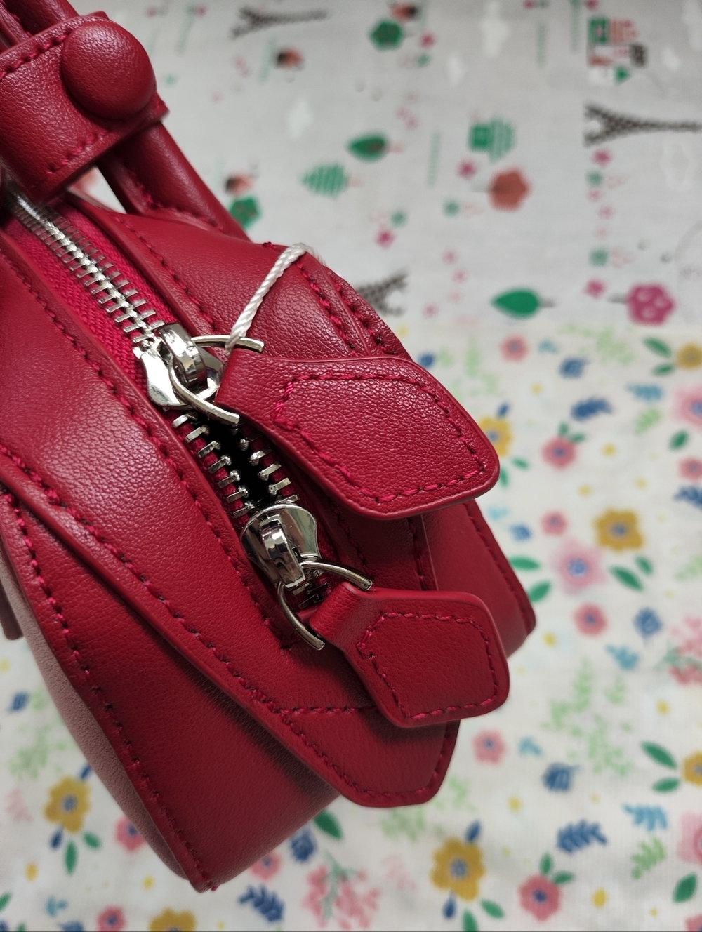 ALAÏA Red Baguette Shoulder Bag - Picture 7 of 7